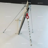 SportCom Sandsack-Wandhalterung mit Schiene und Laufwagen als Detail der Wandbefestigung mit Kette und Karabiner an heller Wand