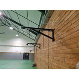 SportCom Sandsack-Wandhalterung mit Schiene und Laufwagen an einer Holzwand in der Sporthalle, Ausleger von der Seite