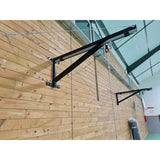 SportCom Sandsack-Wandhalterung mit Schiene und Laufwagen an einer Holzwand in der Sporthalle, Ausleger von vorn