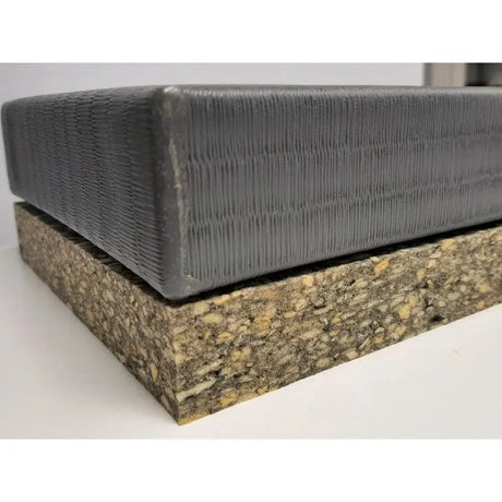 SportCom Schaumstoffunterlage für Tatami 3 cm: Seitenansicht der Schaumplatte mit aufliegender grauer Tatami-Matte