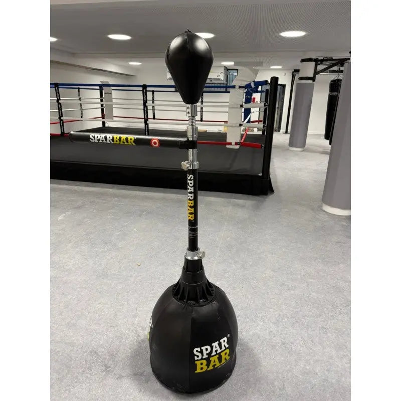 SportCom Sparbar-Reflextrainingsstation freistehend vor einem Boxring in einem Studio