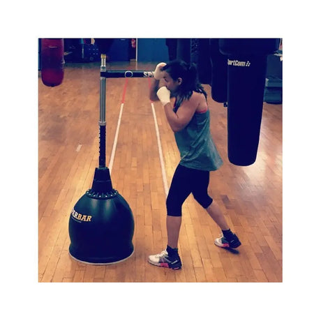SportCom Sparbar-Reflextrainingsstation freistehend im Boxstudio, Sportlerin beim Reflextraining