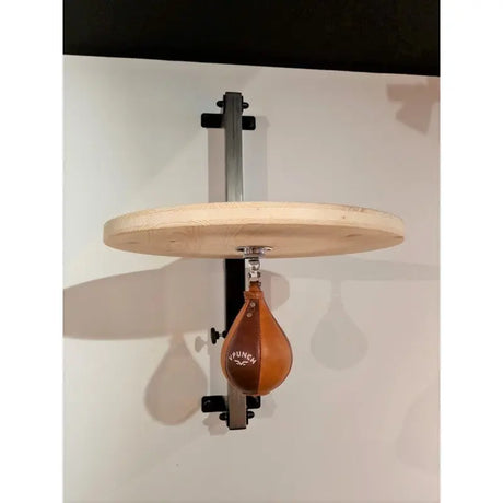 SportCom Speedball-Plattform verstellbar mit braunem Leder-Speedball an heller Wand