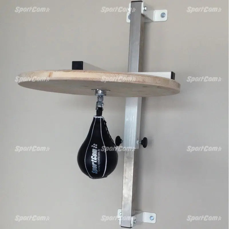SportCom Speedball-Plattform verstellbar, Schrägansicht mit schwarzem Speedball an der Wand