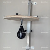 SportCom Speedball-Plattform verstellbar, Schrägansicht mit schwarzem Speedball an der Wand