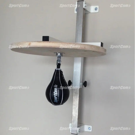 SportCom Speedball-Plattform verstellbar, Schrägansicht mit schwarzem Speedball an der Wand