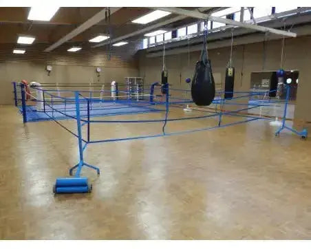 SportCom Trainings-Boxring für Schulen aufgebaut in einer Sporthalle mit Boxsäcken