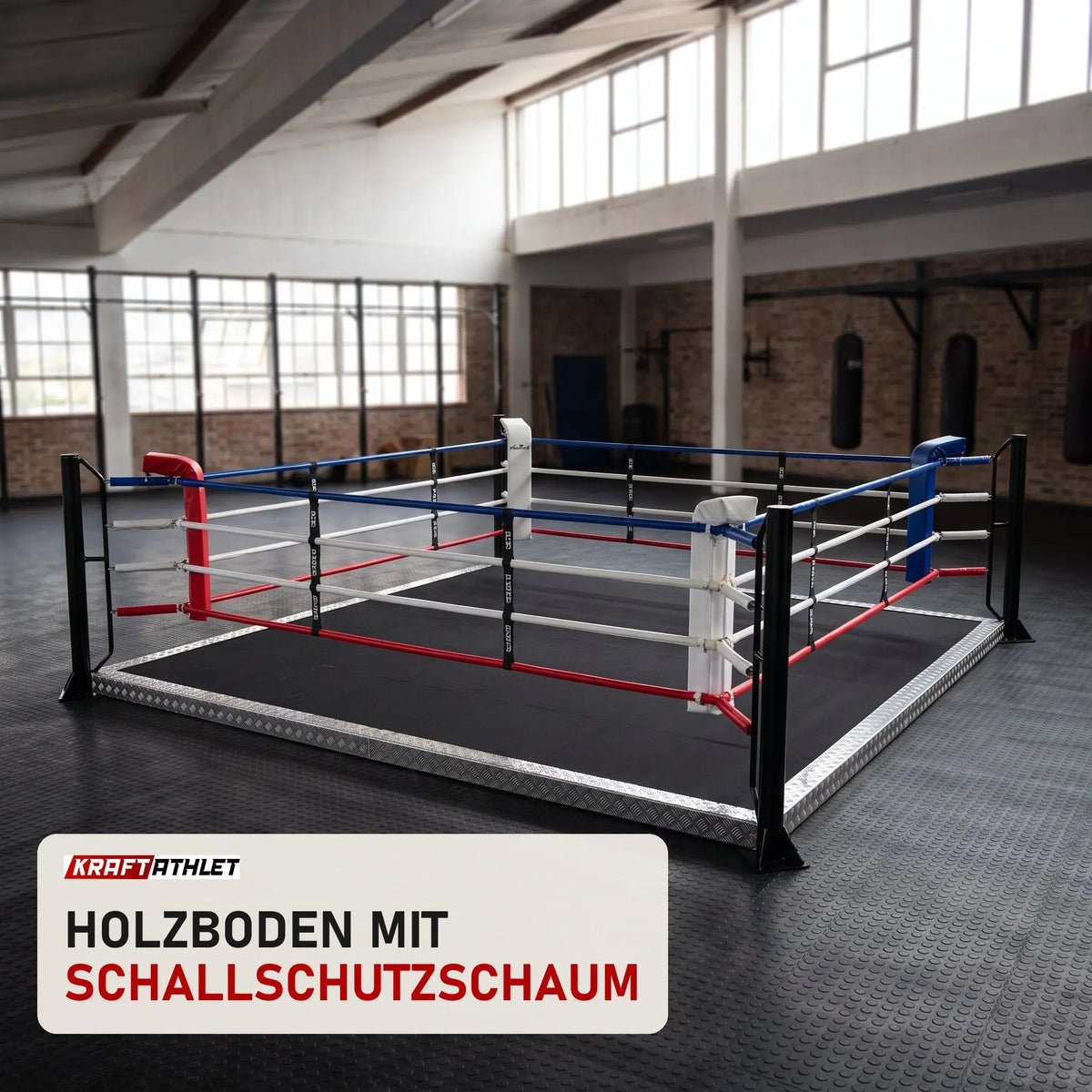 SportCom Trainings-Boxring mit 15 cm Podium in einer hellen Kampfsporthalle