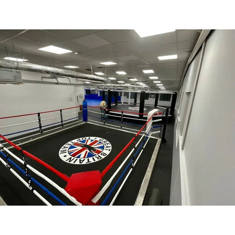 SportCom Trainingsboxring mit 15 cm Podium, in einem Gym mit bedruckter Ringfläche und roten Ecken