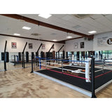 SportCom Trainingsboxring mit 15 cm Podium, in einer Halle mit Parkett, Blick von der Seite