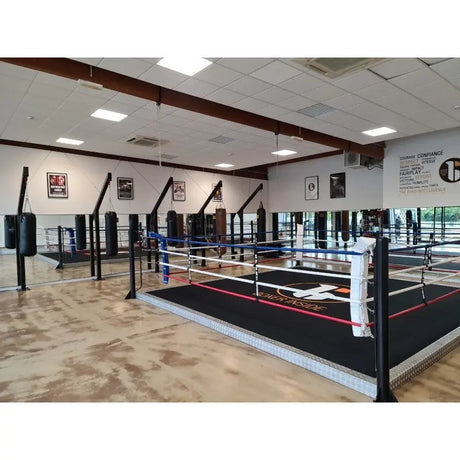 SportCom Trainingsboxring mit 15 cm Podium, in einer Halle mit Parkett, Blick von der Seite