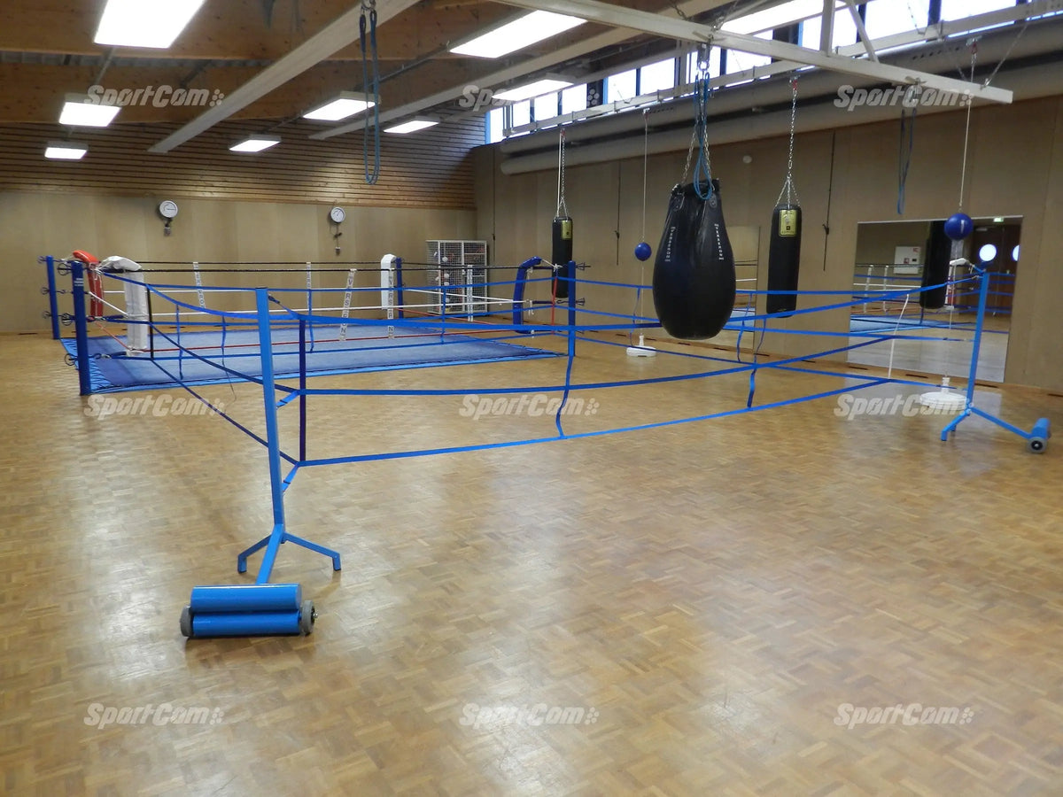 SportCom Trainingsboxring ohne Podium aufgebaut in einer Sporthalle mit Boxsäcken
