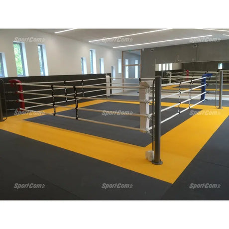 SportCom Trainingsboxring-Seil mit Hülle an einem Bodenring mit gelbem Rand