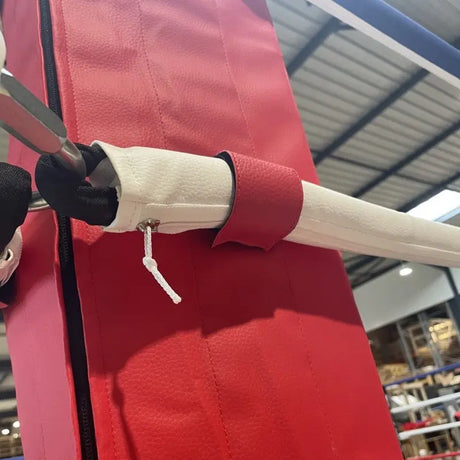 SportCom Trainingsboxring-Seil mit Hülle, Detail der Seilhülle mit Klettband an roter Ecke