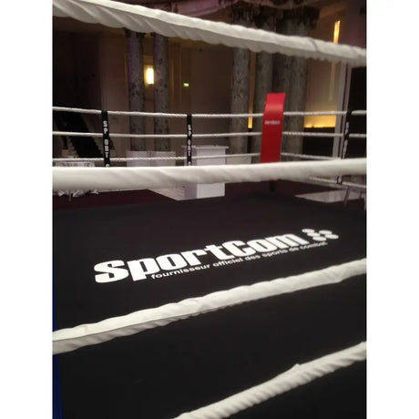 SportCom Trainingsboxring-Seil mit Hülle, Detail der weißen Seile über dem schwarzen Ringboden