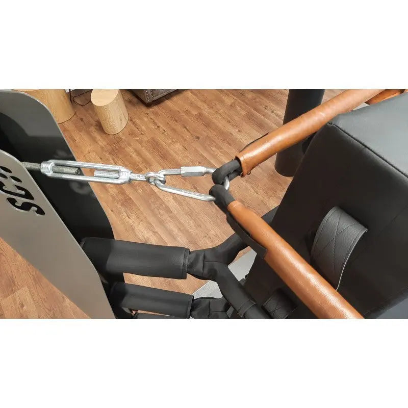 SportCom Trainingsboxring-Seil mit Hülle, Detail des Seilspanners mit Karabiner am Eckpfosten