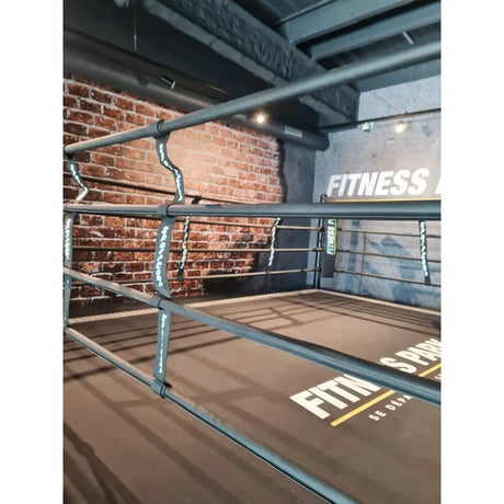 SportCom Trainingsboxring-Seil mit Hülle, graue Seile an einem Ring vor Backsteinwand