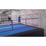 SportCom Trainingsboxring-Seil mit Hülle an einem Podestring mit blauem Boden in heller Halle
