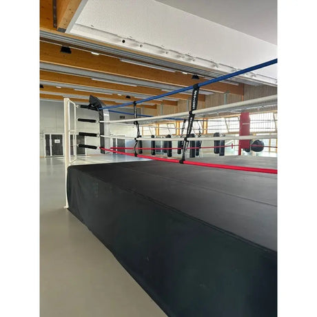 SportCom Trainingsboxring-Seil mit Hülle an einem Podestring in einer Halle mit Holzdecke