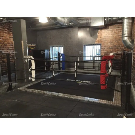 SportCom Trainingsboxring-Seil mit Hülle an einem Ring vor Backsteinwand mit farbigen Ecken