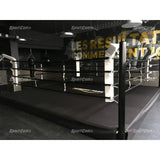 SportCom Trainingsboxring-Seil mit Hülle, weiße Ecken und schwarze Seile in dunklem Studio