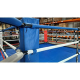 SportCom Trainingsboxring-Seil mit Hülle, blaue Ringecke mit weißen Seilen in einer Lagerhalle