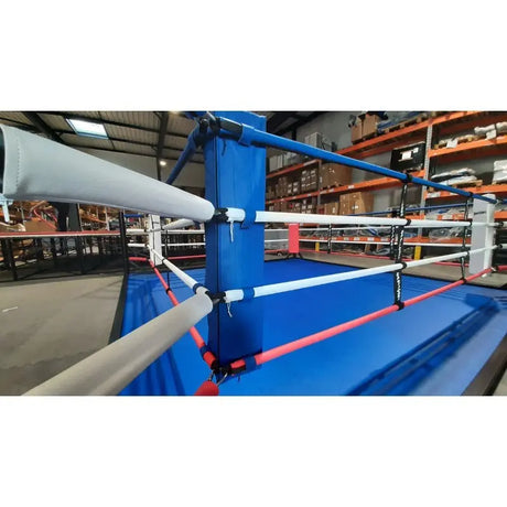 SportCom Trainingsboxring-Seil mit Hülle, blaue Ringecke mit weißen Seilen in der Halle, Blick von oben