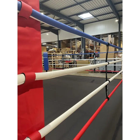 SportCom Trainingsboxring-Seil mit Hülle, rote Ringecke mit weißen Seilen und Hüllen