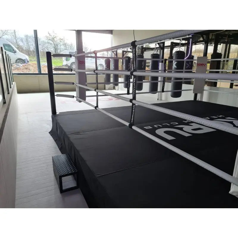 SportCom Trainingsboxring-Seil mit Hülle an zwei Podestringen in einer hellen Halle