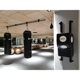 SportCom Uppercut-Ziel verstellbar: Polster an einer Säule neben Sandsäcken in einem Trainingsraum
