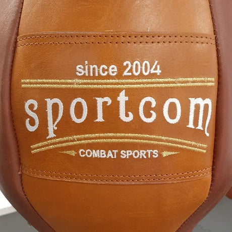 SportCom Vintage 3-in-1-Sandsack Echtleder, Detail des geprägten Logos auf dem braunen Leder
