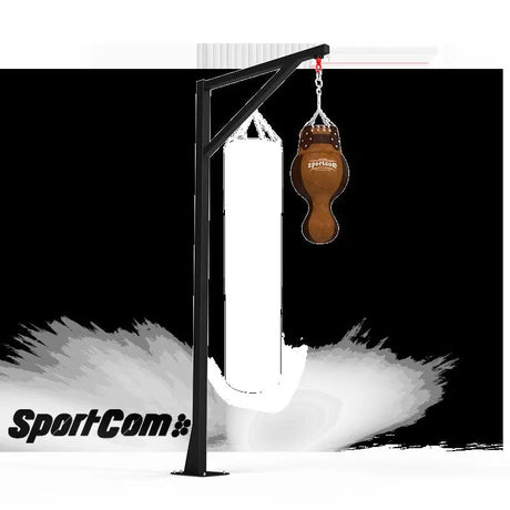 SportCom Vintage 3-in-1-Sandsack Echtleder am Wandgalgen, Seitenansicht mit weißem Boxsack im Hintergrund