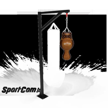 SportCom Vintage 3-in-1-Sandsack Echtleder an einem schwarzen Wandgalgen neben einem weißen Boxsack