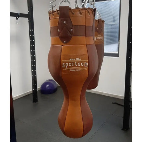SportCom Vintage 3-in-1-Sandsack Echtleder, Nahansicht im Studio mit Lederriemen und Kettenaufhängung