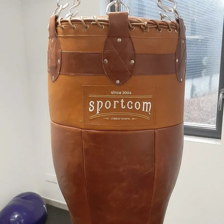 SportCom Vintage-Comete-Sandsack Echtleder: Nahaufnahme des Leders mit Logo und Nähten
