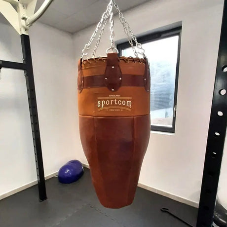 SportCom Vintage-Comete-Sandsack Echtleder hängend im Trainingsraum, Frontansicht