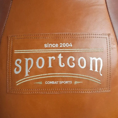 SportCom Vintage-Sandsack Birnenform Echtleder, Detail des gestickten Logos auf dem Leder