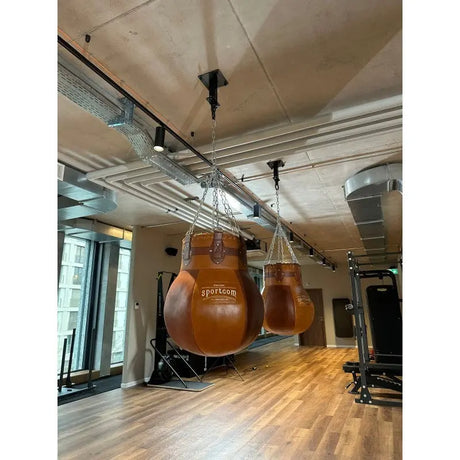 SportCom Vintage-Sandsack Birnenform Echtleder, drei Säcke an der Decke eines Loft-Studios