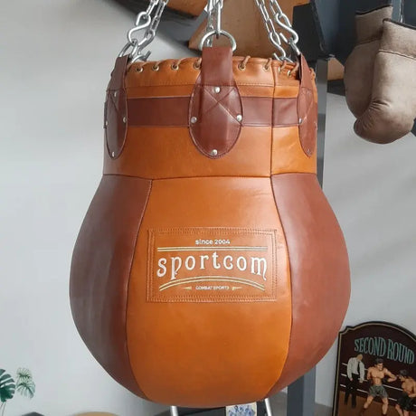 SportCom Vintage-Sandsack Birnenform Echtleder, Nahaufnahme des hängenden Sacks mit Ketten