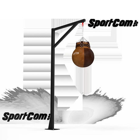 SportCom Vintage-Sandsack Birnenform Echtleder am Galgen, Seitenansicht mit Wandsockel