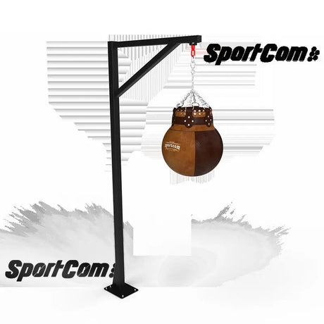 SportCom Vintage-Sandsack Birnenform Echtleder am schwarzen Standgalgen, Gesamtansicht