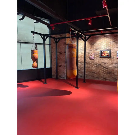 SportCom Vintage-Sandsack Echtleder 1,30 m in einem Studio mit Bildern an der Backsteinwand