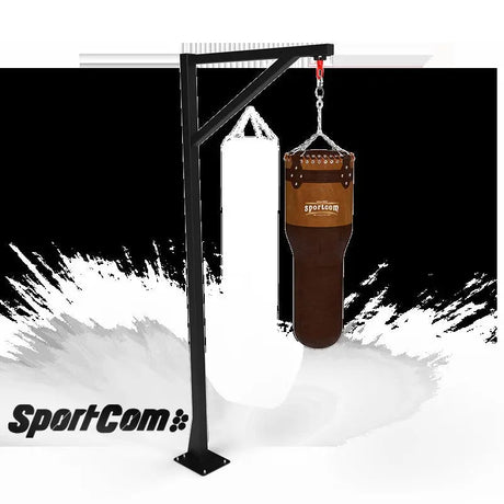 SportCom Vintage-Uppercut-Sandsack Echtleder am schwarzen Standgalgen neben einem weißen Sandsack