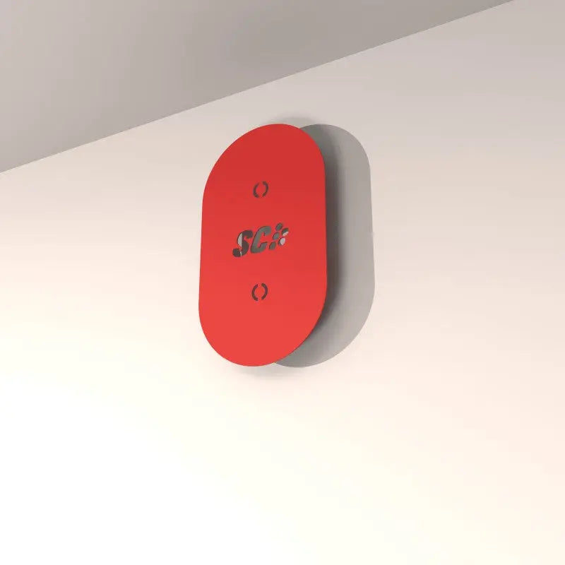 SportCom Wandballziel Pro gemischtes Modell in Rot, an der Wand montiert, Schrägansicht mit Abstandshalter