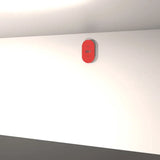 SportCom Wandballziel Pro gemischtes Modell in Rot an einer weißen Wand, Ansicht aus der Entfernung