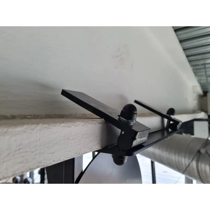 SportCom Wandballziel Pro Männermodell, Detail der Klemmhalterung am Stahlträger unter der Decke