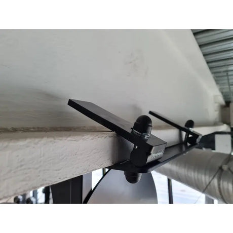 SportCom Wandballziel Pro Männermodell, Detail der Klemmhalterung am Stahlträger unter der Decke