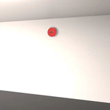 SportCom Wandballziel Pro hoch an weißer Wand über dem Boden, Blick aus der Distanz