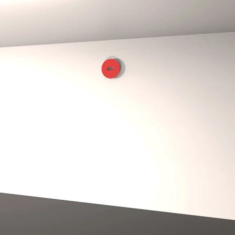 SportCom Wandballziel Pro hoch an weißer Wand über dem Boden, Blick aus der Distanz