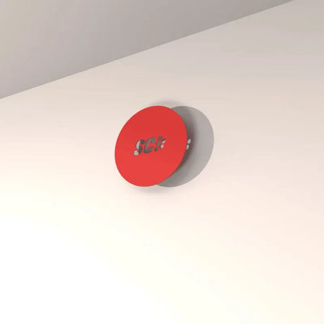 SportCom Wandballziel Pro in Rot an der Wand montiert, Schrägansicht aus der Nähe